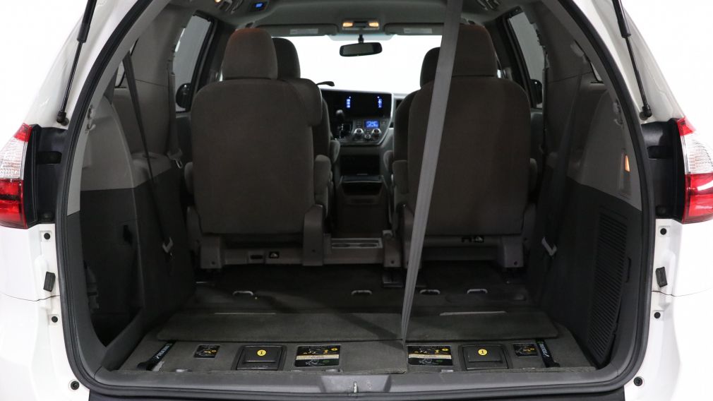 2017 Toyota Sienna SE #27