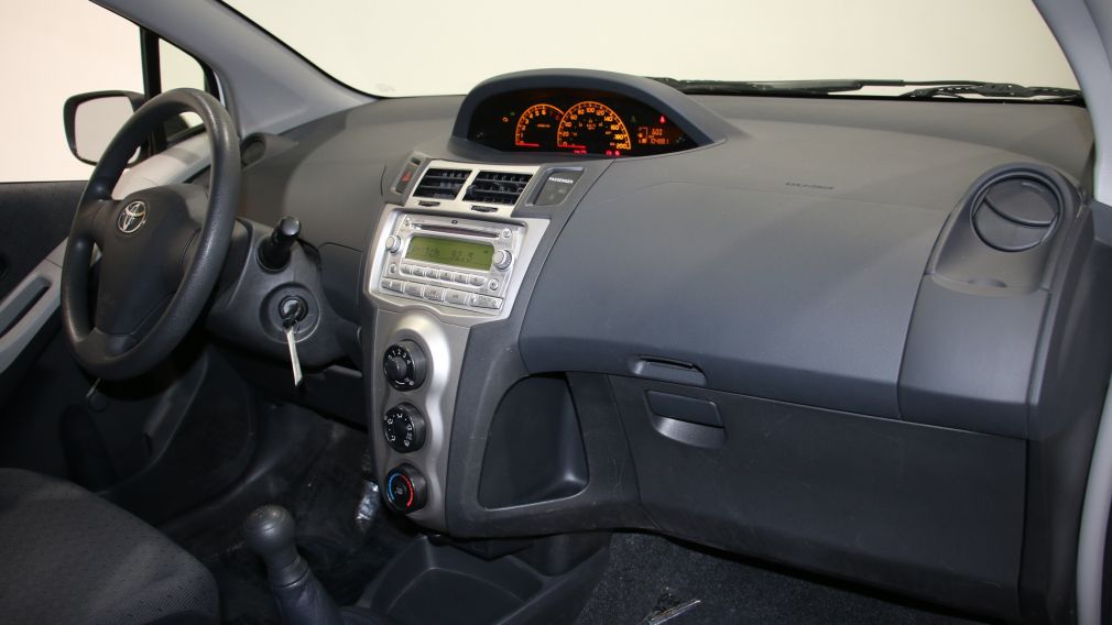 2010 Toyota Yaris LE #19