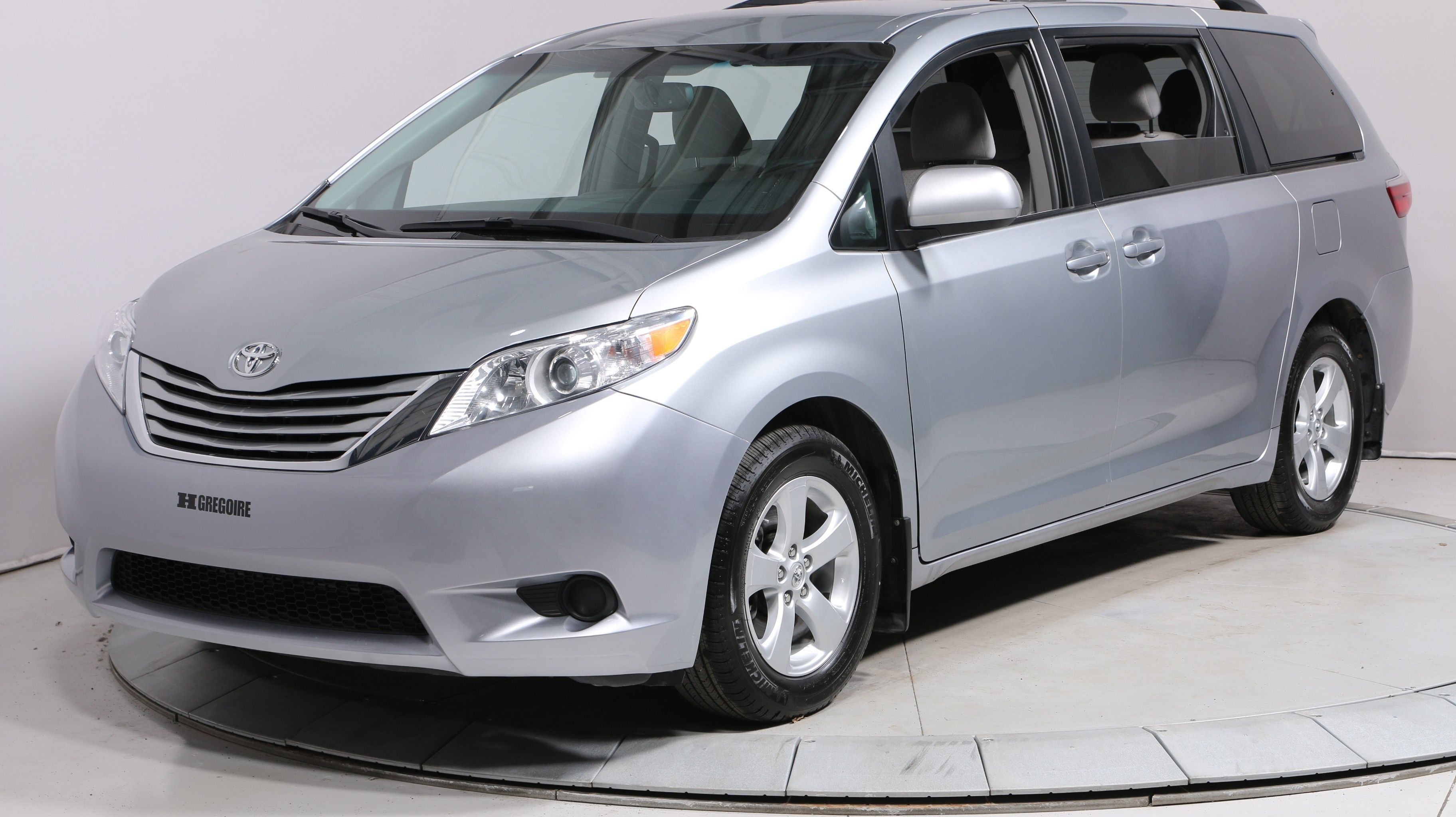 Toyota sienna сколько мест