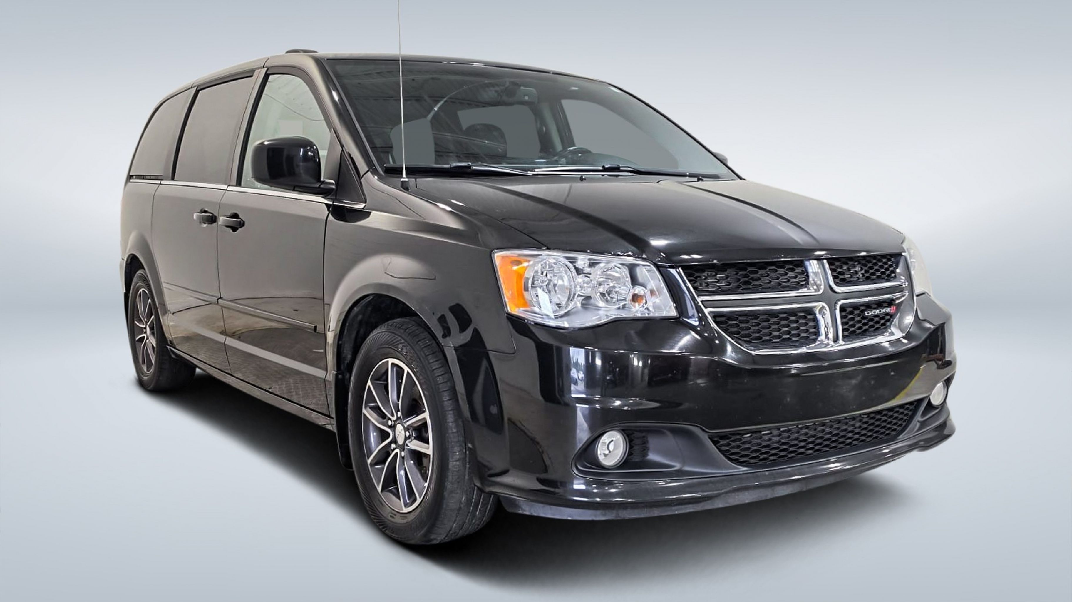 2017 Dodge GR Caravan — Monbili