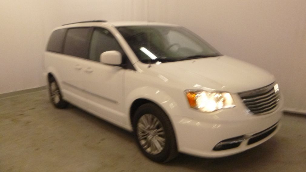 2015 Chrysler Town And Country Touring #0