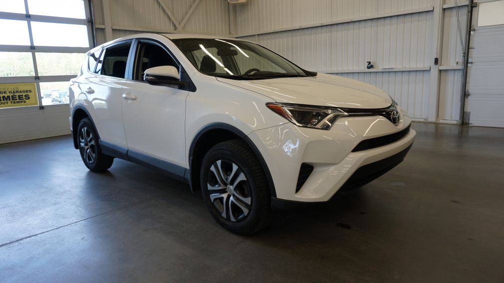 2016 Toyota Rav 4 LE, bluetooth, très bel état #0