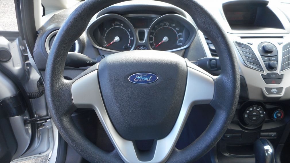 2012 Ford Fiesta SE #10