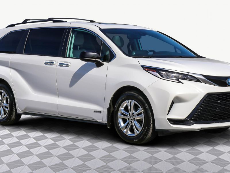 2021 Toyota Sienna Xle Hybride, used for sale at $51,995 (P2277)