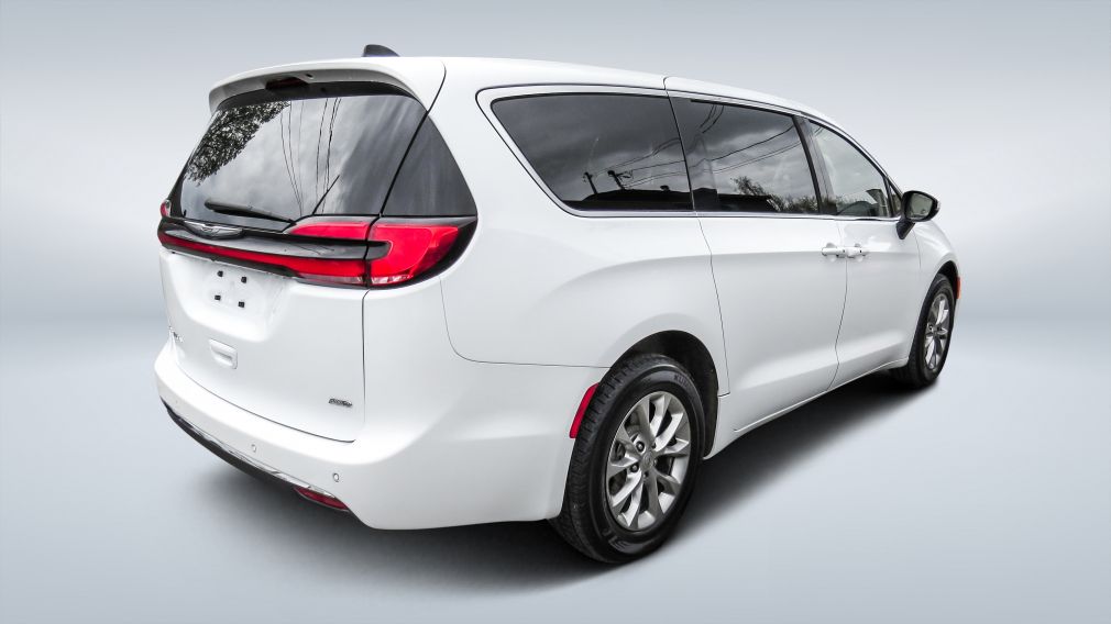 2023 Chrysler Pacifica — photo 7